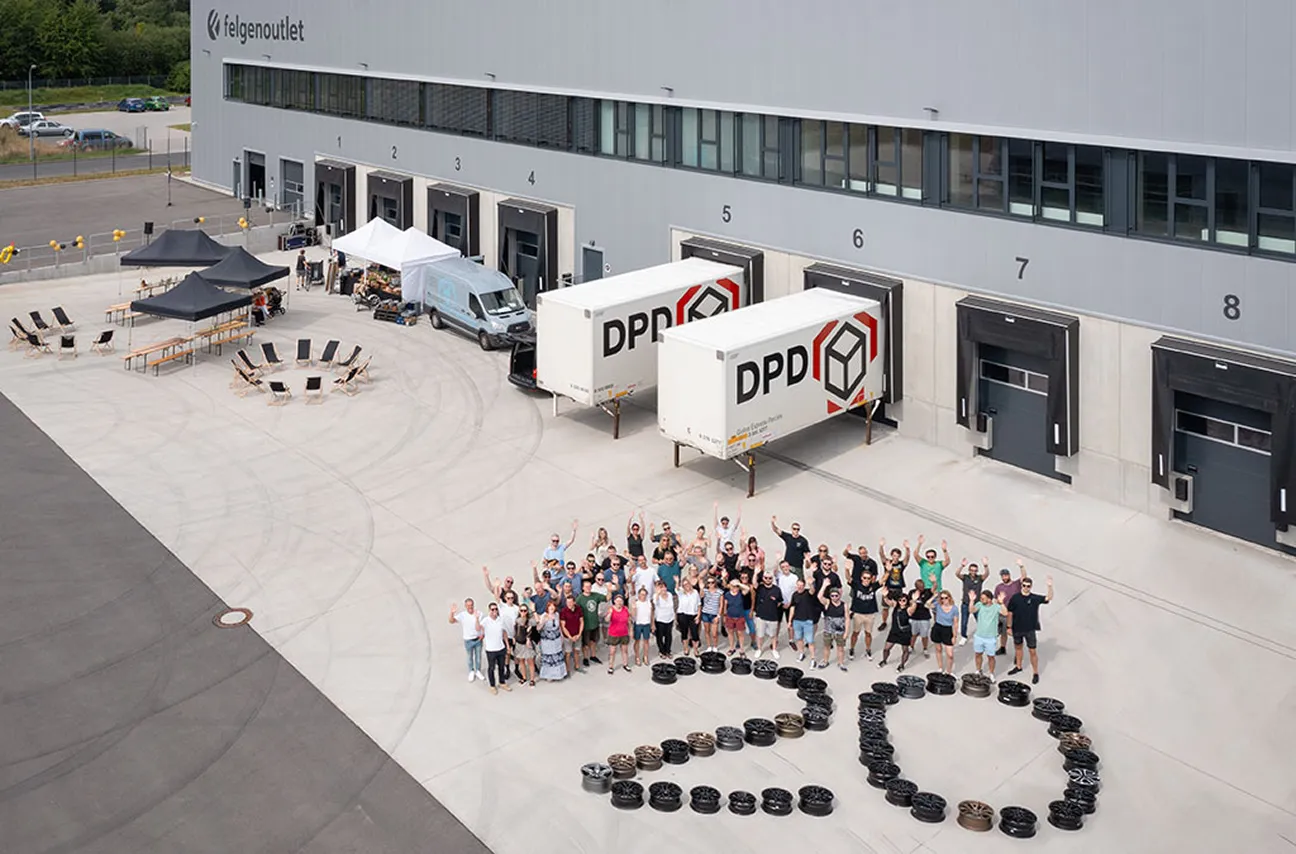 Foto des foire-aux-jantes-Teams von 2023 zum 20-jährigen Firmenjubiläum